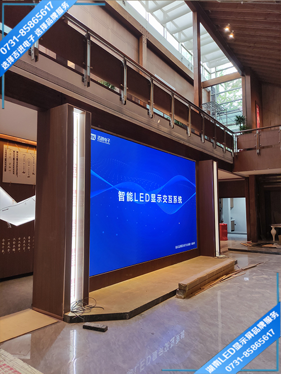 長沙岳麓區桐梓坡路萬象城商場服裝店LED顯示屏.jpg